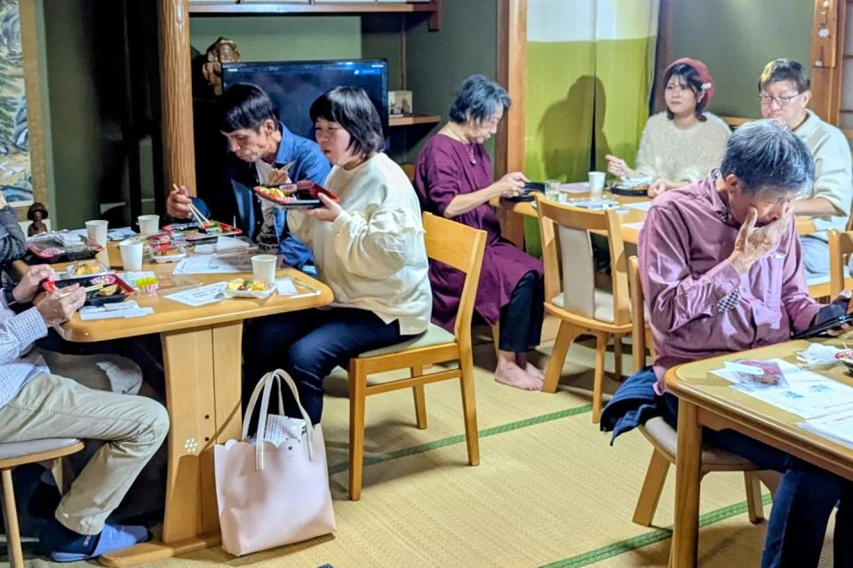 店内がお客様でにぎわっている様子